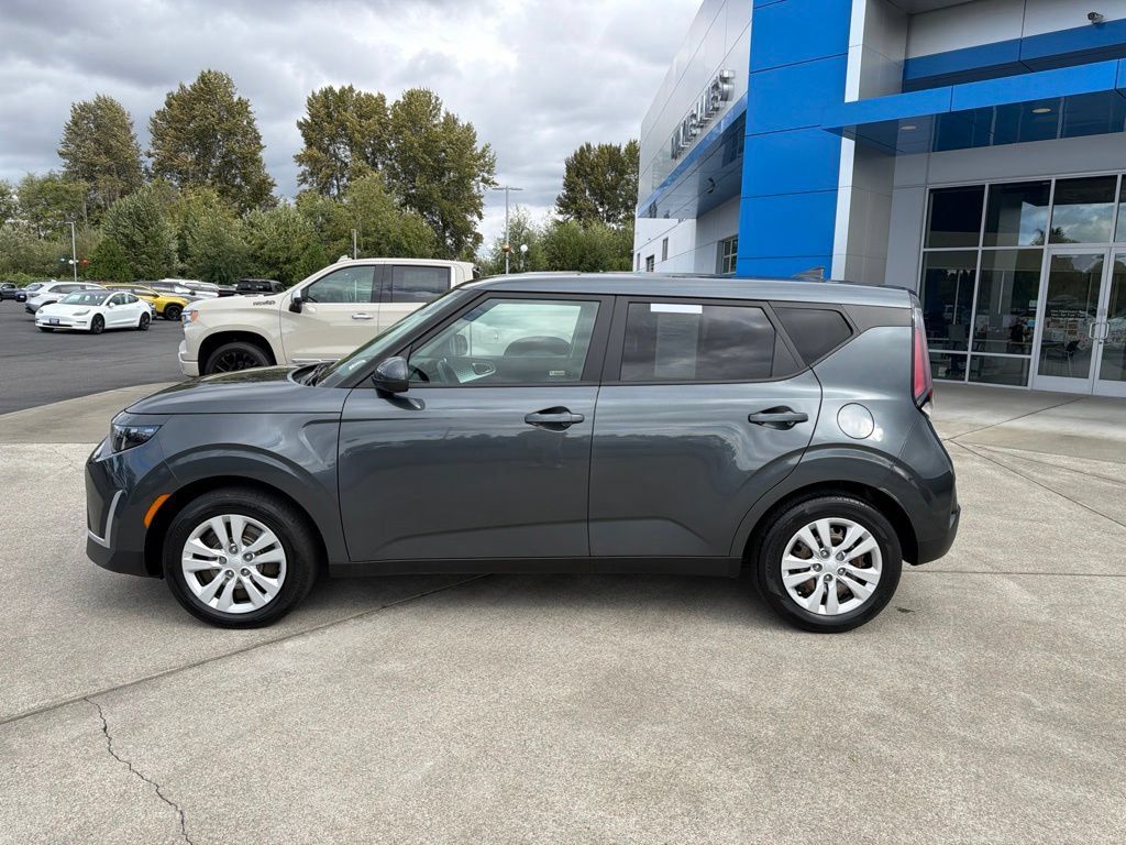 Used 2023 Kia Soul LX FWD image 2