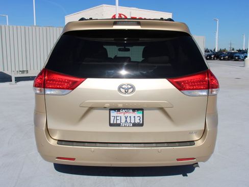 Used 2014 Toyota Sienna XLE image 4