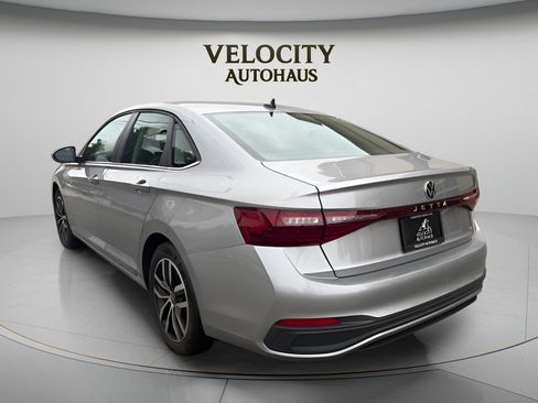 Used 2025 Volkswagen Jetta SE FWD image 5
