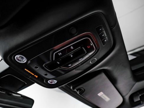 Used 2019 Bentley Bentayga image 39