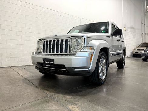 Used 2010 Jeep Liberty Limited w/ Tire & Wheel Group image 3