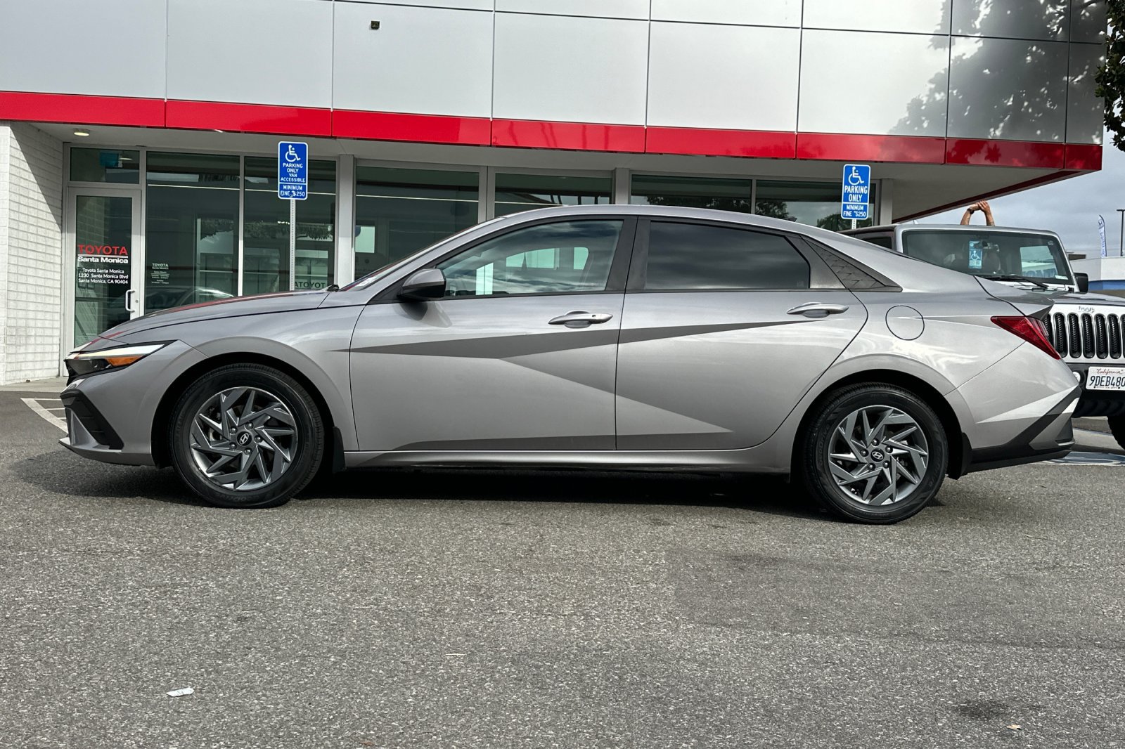Used 2025 Hyundai Elantra Hybrid FWD image 7