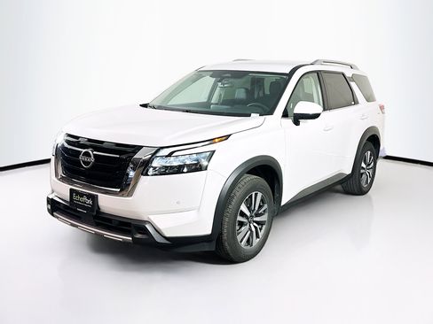 Used 2025 Nissan Pathfinder SL image 3