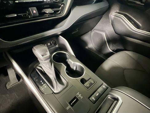 Used 2021 Toyota Highlander LE image 26