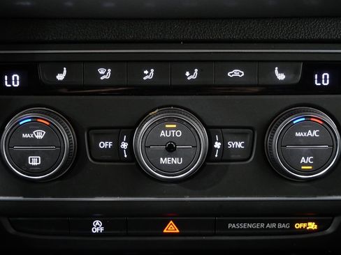 Used 2021 Volkswagen Atlas Cross Sport SE image 17