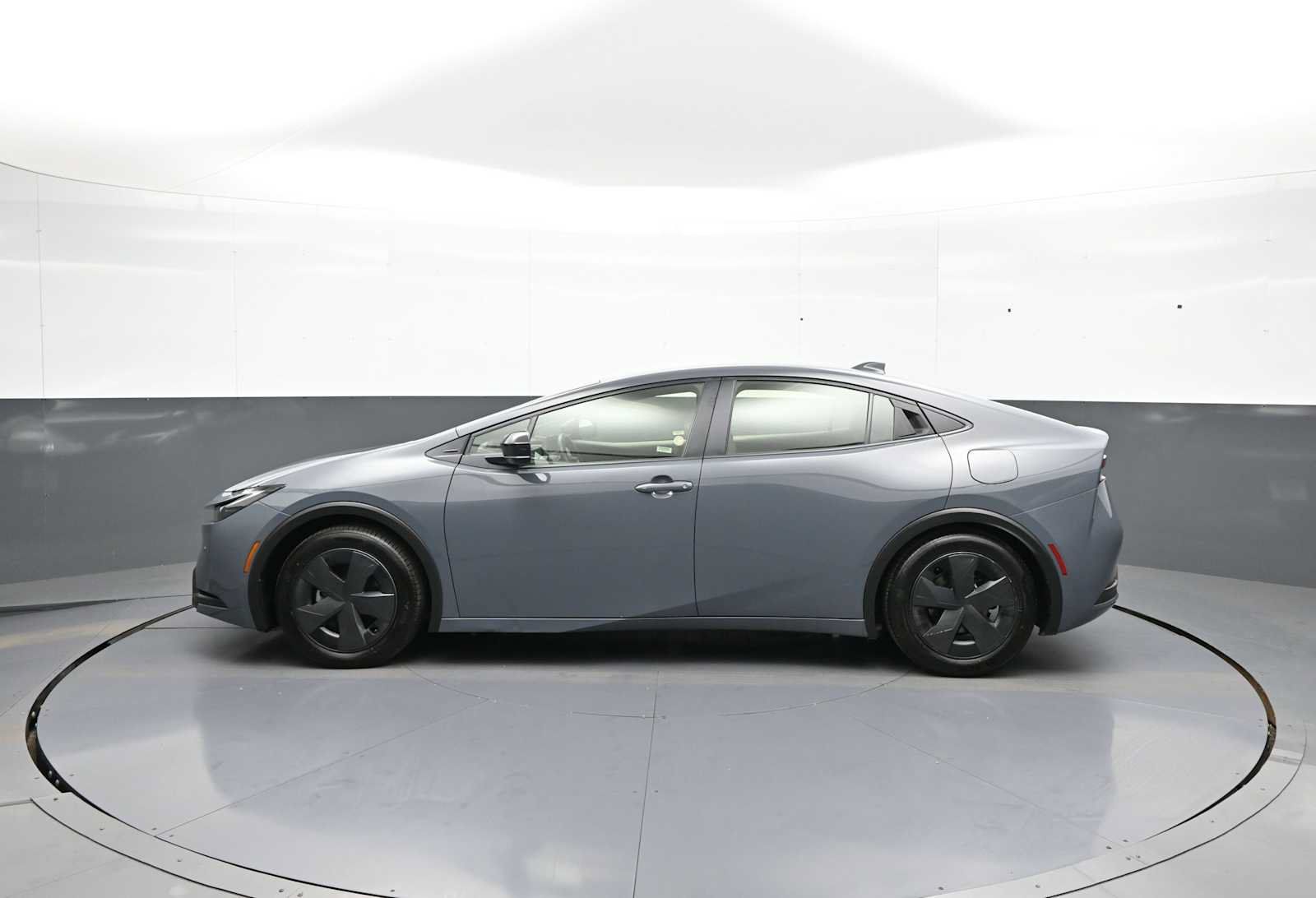 Used 2025 Toyota Prius LE FWD image 9