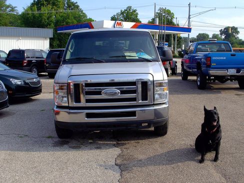 Used 2013 Ford E-150 and Econoline 150 Wagon RWD image 2