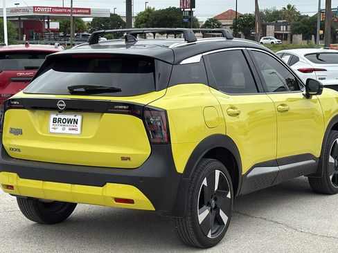 Used 2025 Nissan Kicks SR FWD image 3