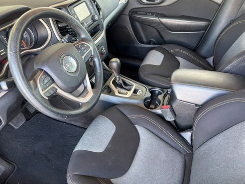 Used 2017 Jeep Cherokee Sport FWD image 9