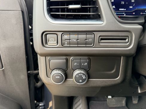 Used 2022 Chevrolet Suburban LT RWD image 15