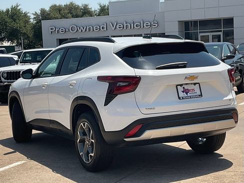 Used 2025 Chevrolet Trax LT FWD image 6