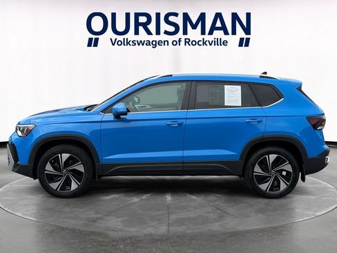 Used 2025 Volkswagen Taos SE w/ Panoramic Sunroof Package AWD/4WD image 3