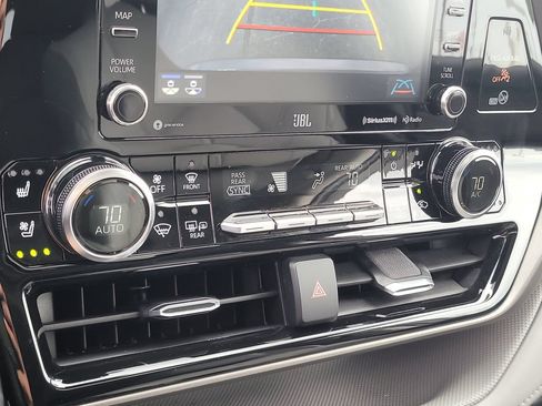 Used 2020 Toyota Highlander Limited FWD image 27