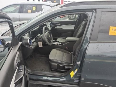 Used 2025 Chevrolet Trax LT FWD image 7