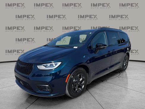 Used 2024 Chrysler Pacifica Premium FWD image 1