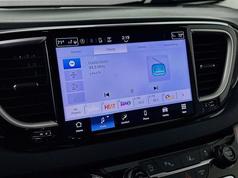 Certified 2024 Chrysler Pacifica Touring-L FWD image 23