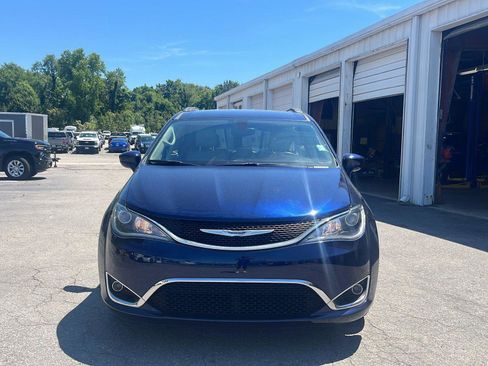 Used 2018 Chrysler Pacifica Touring-L FWD image 8
