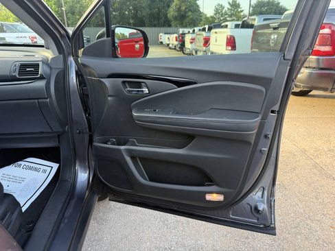 Used 2021 Honda Pilot Touring image 11
