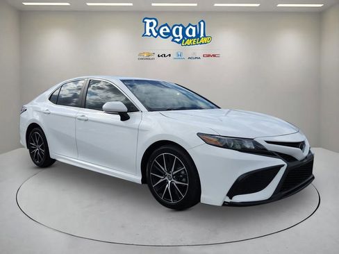 Used 2021 Toyota Camry SE FWD image 1