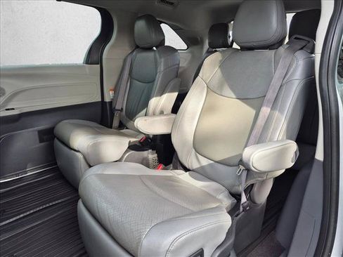 Used 2022 Toyota Sienna Limited FWD image 18