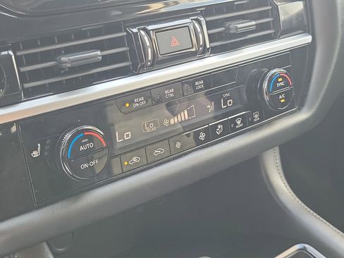 Used 2025 Nissan Pathfinder SV FWD image 25