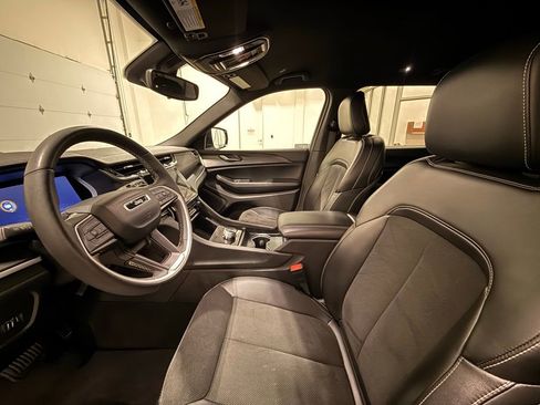 Used 2024 Jeep Grand Cherokee L Laredo image 16