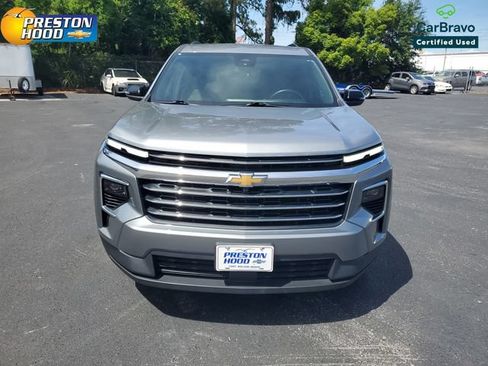 Used 2025 Chevrolet Traverse LT FWD image 2