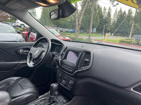 Used 2020 Jeep Cherokee Latitude Plus w/ Cold Weather Group AWD/4WD image 15