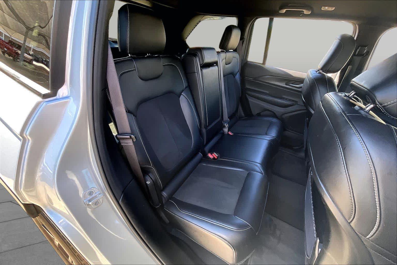 Used 2025 Jeep Grand Cherokee Altitude AWD/4WD image 19