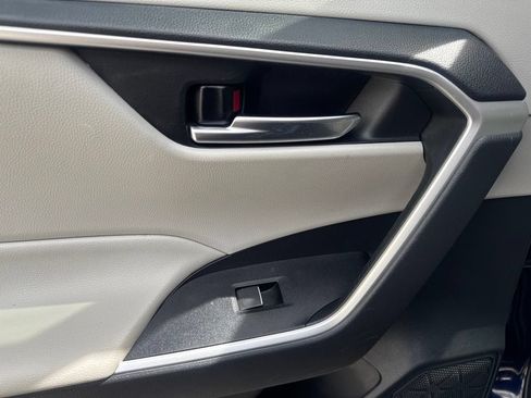 Used 2019 Toyota RAV4 XLE Premium w/ Cold Weather Package AWD/4WD image 17