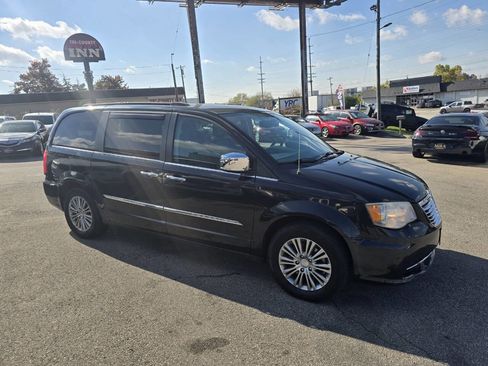 Used 2014 Chrysler Town & Country Touring-L w/ Driver Convenience Group image 4