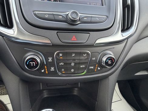 Used 2021 Chevrolet Equinox LT image 18