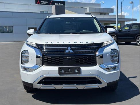Used 2025 Mitsubishi Outlander SE image 2