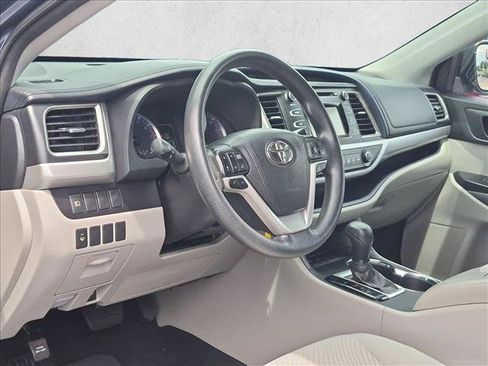 Used 2018 Toyota Highlander LE FWD image 10