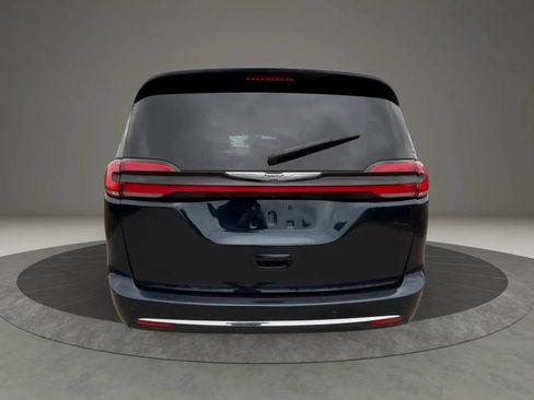 Used 2023 Chrysler Pacifica Touring-L FWD image 5