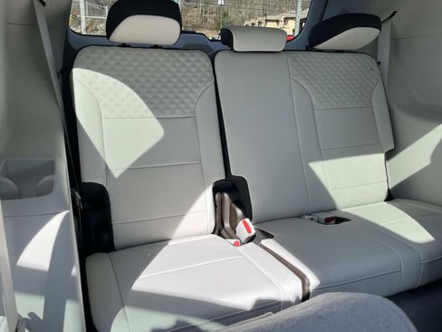 Used 2024 GMC Acadia Denali w/ Super Cruise Package image 23