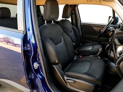 Used 2017 Jeep Renegade Latitude w/ Cold Weather Group image 30