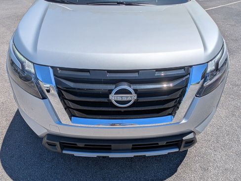 Used 2025 Nissan Pathfinder Platinum FWD image 13