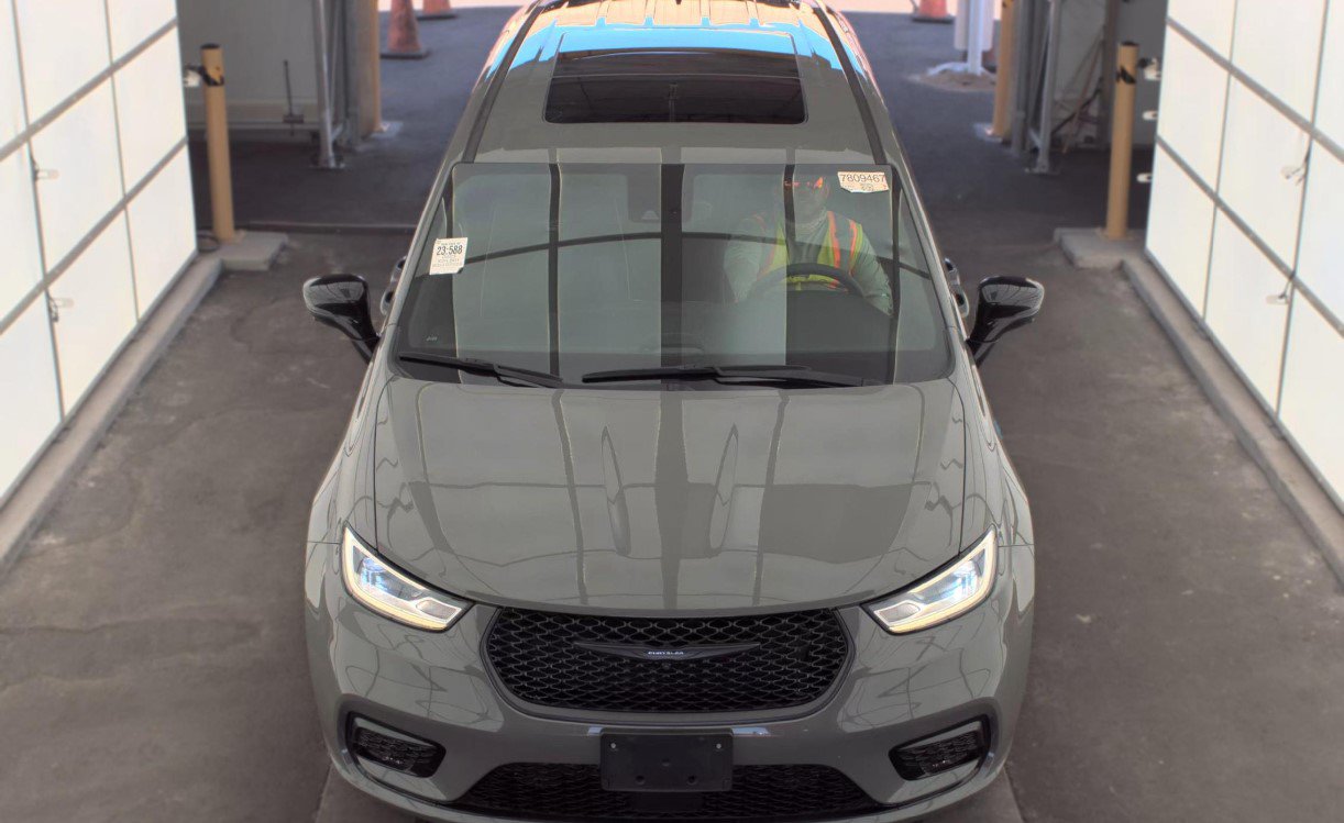 Used 2023 Chrysler Pacifica Limited w/ S Appearance Package FWD image 3