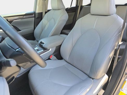 Used 2021 Toyota Highlander Limited FWD image 19