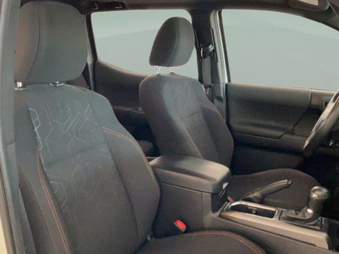 Used 2016 Toyota Tacoma TRD Sport AWD/4WD image 29