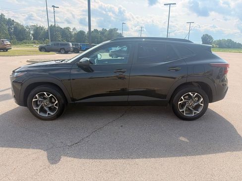Used 2025 Chevrolet Trax LT FWD image 6
