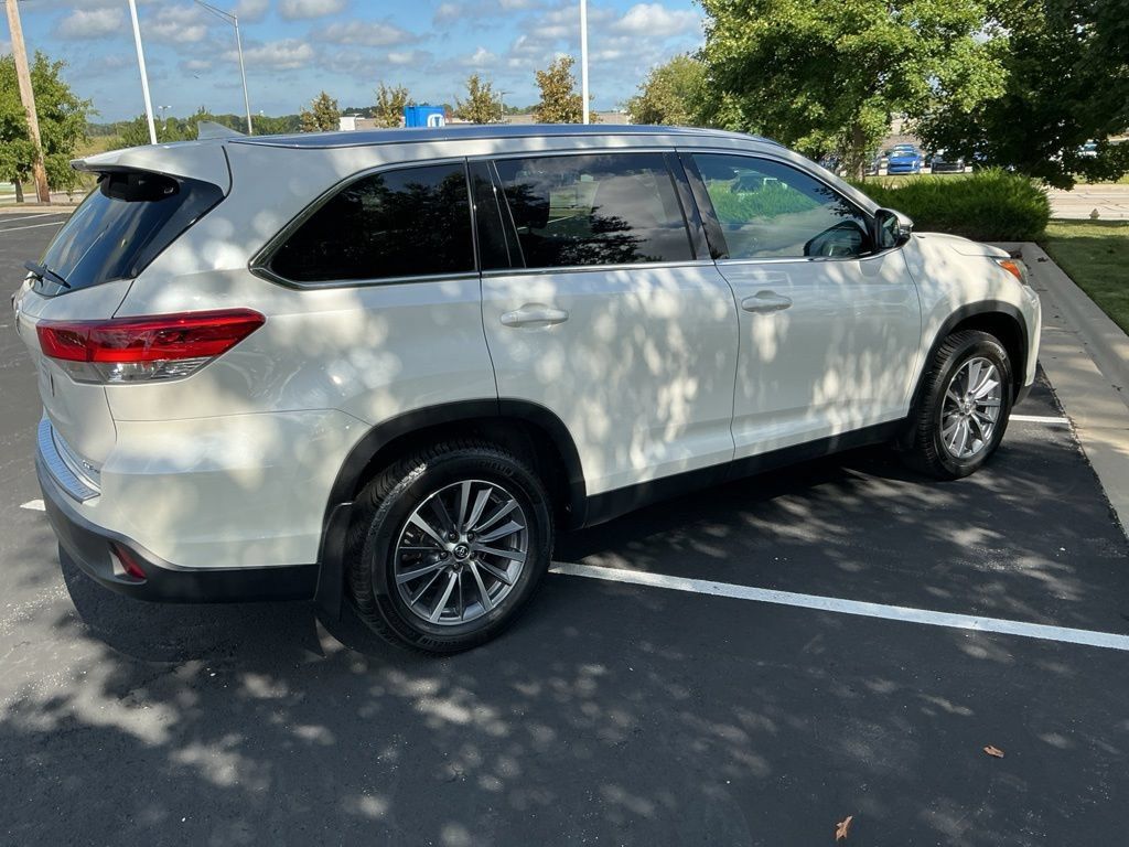 Used 2019 Toyota Highlander XLE AWD/4WD image 14