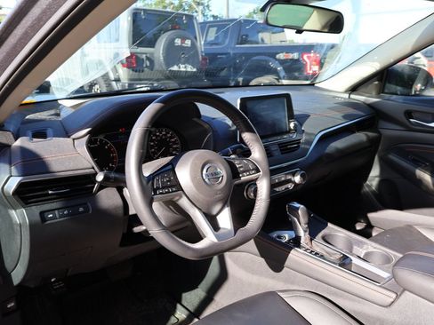 Used 2021 Nissan Altima 2.0 SR FWD image 9