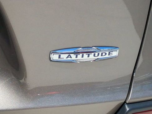Used 2019 Jeep Cherokee Latitude w/ Popular Appearance Group FWD image 12