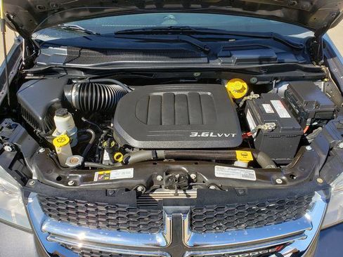 Used 2016 Dodge Grand Caravan SE image 26