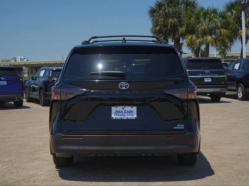 Used 2023 Toyota Sienna XLE FWD image 5