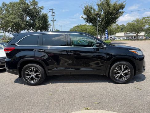Used 2017 Toyota Highlander Plus AWD/4WD image 5