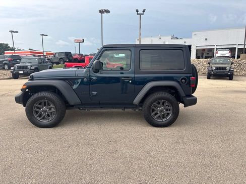 Used 2025 Jeep Wrangler Sport AWD/4WD image 2