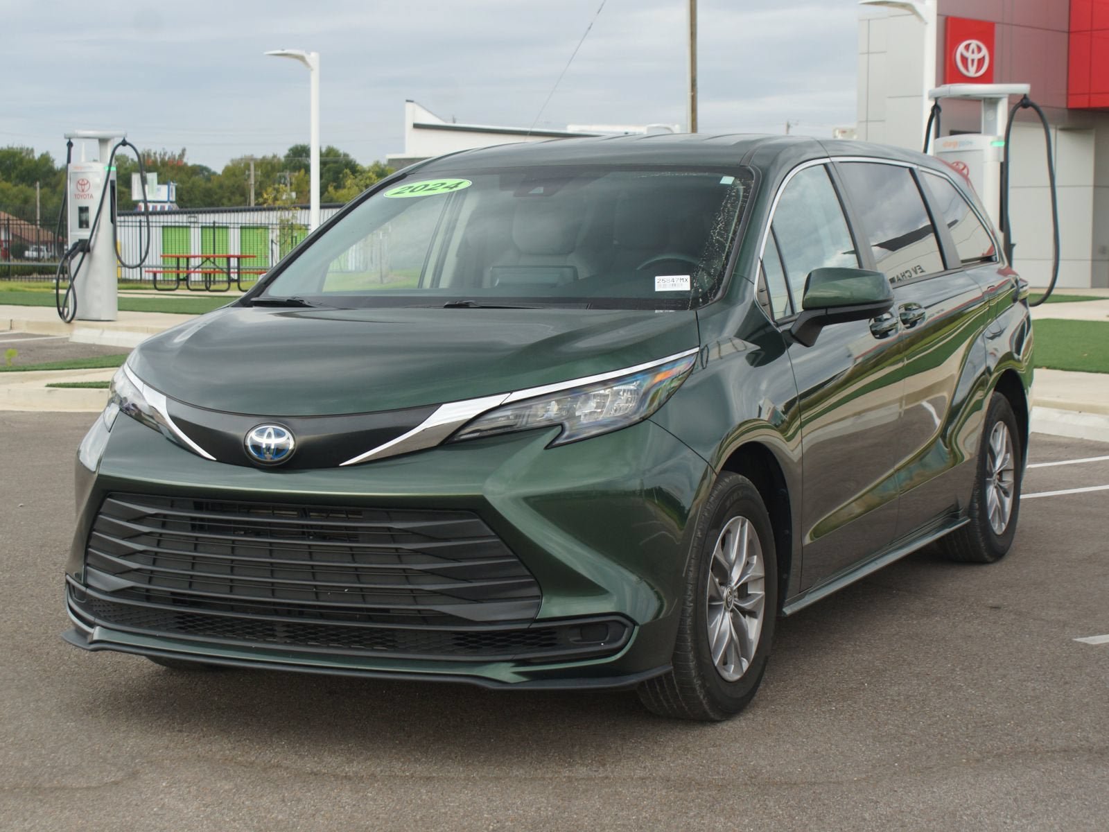 Used 2024 Toyota Sienna LE FWD image 23